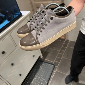 Grå Lanvins med glansig tå - Fett snygga lanvins i ljusgrå färg! Storlek uk7 vilket motsvarar storlek 42-43!Skicket är riktigt bra förutom att det är små fläckar på insidan ena skorna! Bara skorna medföljer! . Går att lösa fler bilder vid intresse!🤩Nypris 5300kr mitt pris 1999kr! Hör av vid minsta fundering!😇🙌