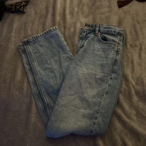 Blå jeans från Gina trickot - Säljer ett par klassiska blå jeans från Gina trickot De har en rak passform och är perfekta för en avslappnad stil. 