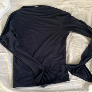 Svart långärmad topp från Missay - Säljer en stilren svart långärmad topp från Missay. Perfekt för lager-på-lager eller som den är. Enkel design som passar till det mesta. Hör av dig vid intresse!den är lite genomskinlig nästan som intimissimi tröjorna 