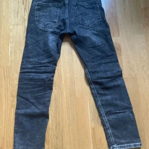 Svarta jeansbyxor - Mörkgrå jeans i storlek 152 för barn 