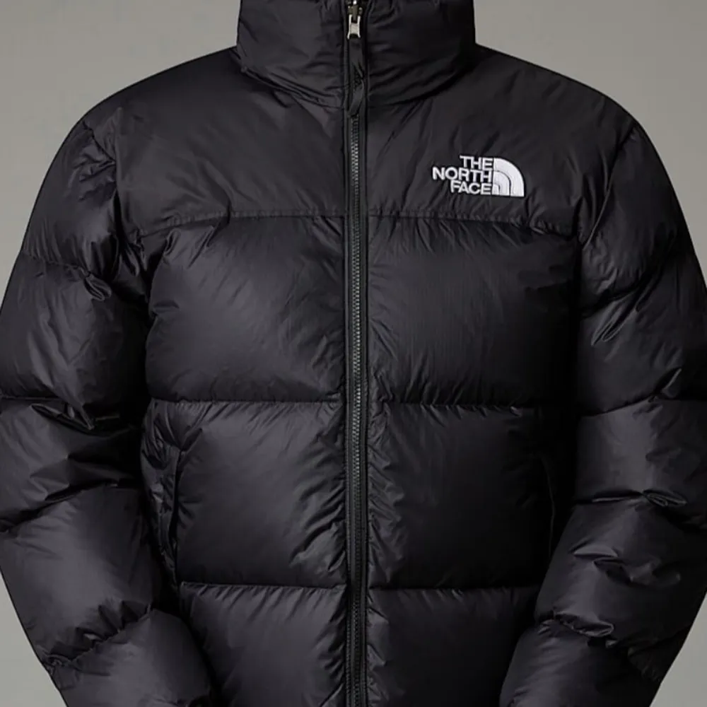 Säljer en svart dunjacka från The North Face. Jackan har en hög krage och dragkedja framtill. Perfekt för kalla dagar med sin pufferdesign som håller värmen. Logotypen är synlig på bröstet. Köpte för 2300, säljer för 1399 ( pris kan diskuteras)💖💘💞💞. Takit.