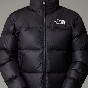 Svart dunjacka från The North Face - Säljer en svart dunjacka från The North Face. Jackan har en hög krage och dragkedja framtill. Perfekt för kalla dagar med sin pufferdesign som håller värmen. Logotypen är synlig på bröstet. Köpte för 2300, säljer för 1399 ( pris kan diskuteras)💖💘💞💞