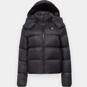 Svart dunjacka från Calvin Klein - Säljer en nästan ny Calvin Klein-jacka som jag köpte för två veckor sedan. Storlek S, men tyvärr passar den inte mig. Vill antingen byta den mot samma modell i storlek XS eller sälja den för 1890kr. Jackan är i perfekt skick. Hör av dig vid intresse!