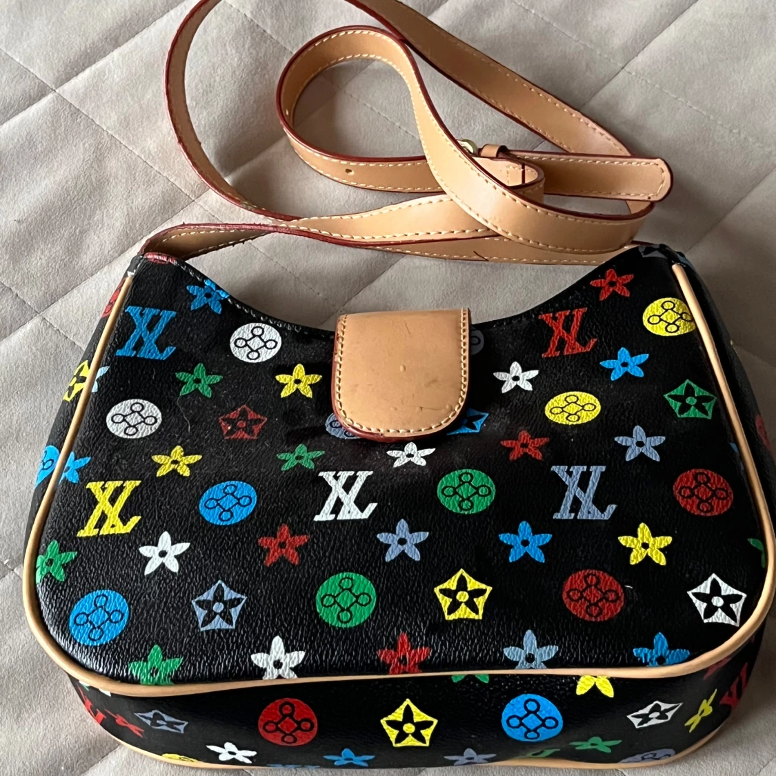 Färgglad axelväska med monogram - 90