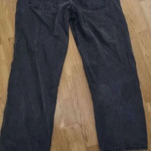 Mörkgrå jeansbyxor - Säljer ett par mörk gråa jeans Loose/Eddie strl 32/30 Nypris 539kr Mitt pris 60kr