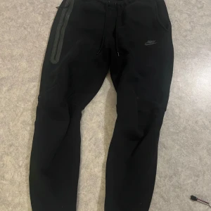 Nike tech set - Fint set, byxorna är mindre använda än tröjan. Storlek i byxorna: M (små i storleken) storlek på tröjan: xs. 