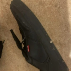 Svarta sneakers från Levi's - Snygga svarta sneakers från Levi's med klassisk design och snörning. Perfekta för en stilren look.