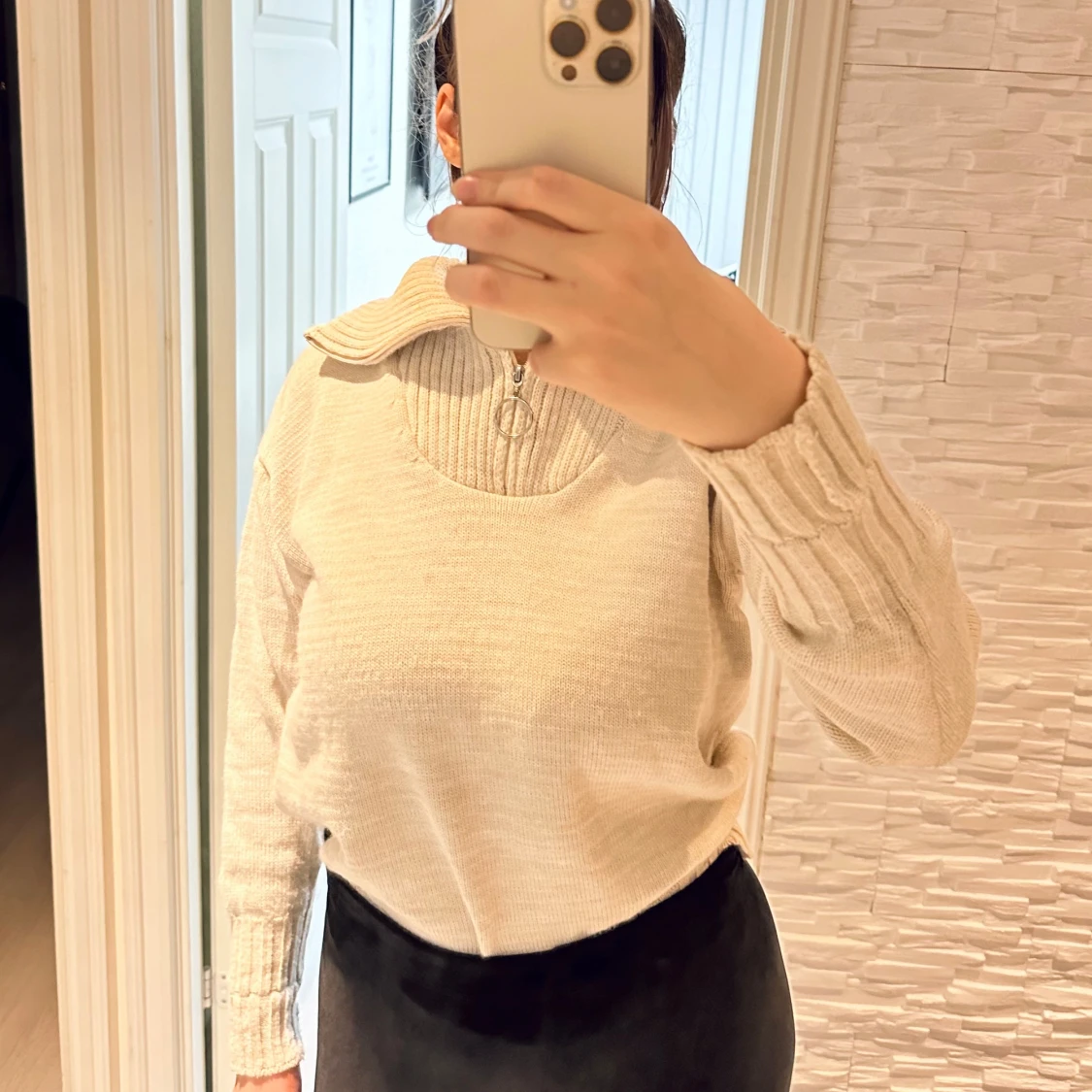 Beige stickad tröja med dragkedja