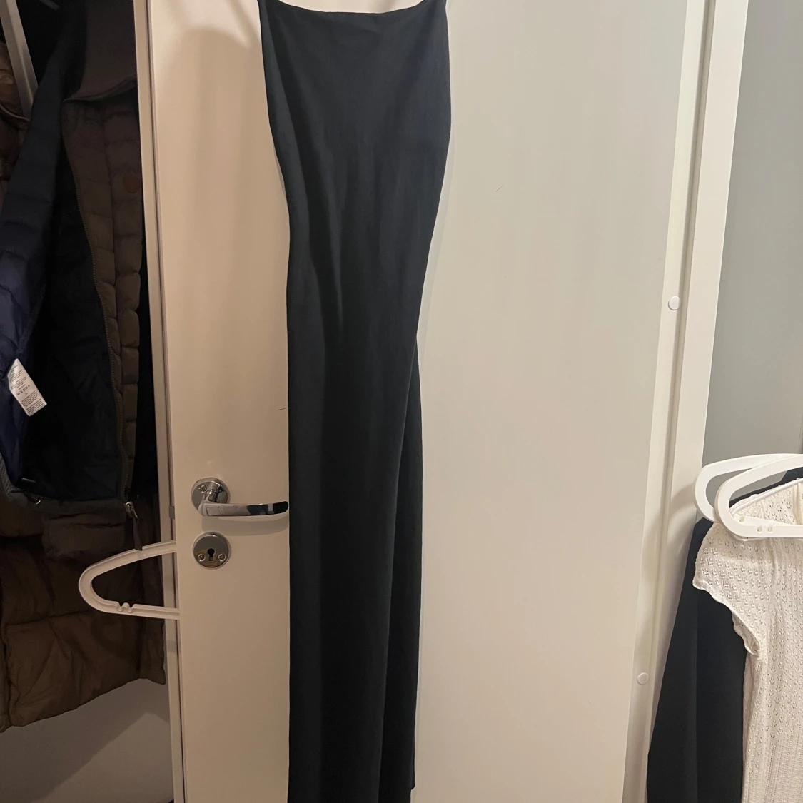 Svart långklänning med smala axelband - 91
