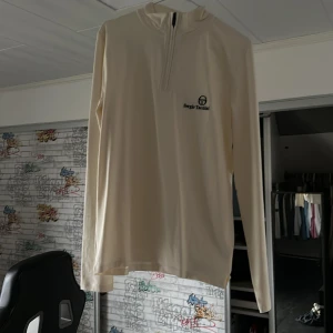 Sergio tacchini 1/4 zip up - Säljer nu min aldrig använda Sergio tacchini 1/4 zip up eftersom för stor. Skick: 10/10. Vid frågor och funderingar så tveka inte att skriva ;)