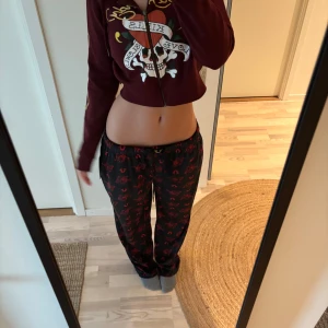 true religion pyjamasbyxor 🖤 - såå snygga mjukisbyxor / pyjamasbyxor från true religion. jag är 176 för referens. har både med enbart hästskon samt med hästskon och budda, 400/styck 🖤