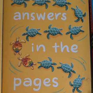 Answers in the Pages - Boken 'Answers in the Pages' har en gul omslag med illustrationer av sköldpaddor i blått och regnbågsfärger. Titeln är skriven i vit text. Perfekt för den som gillar färgglada och fantasifulla omslag.