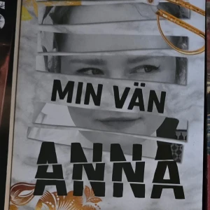 Min vän Anna - Boken 'Min vän Anna' har ett omslag med en svartvit bild av en kvinna och texten i stora bokstäver. Omslaget har även detaljer i guld och en stiliserad design.