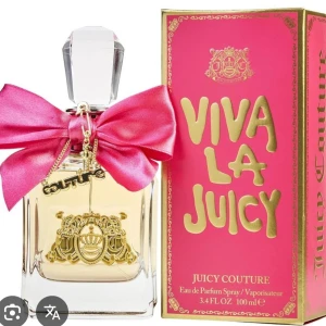 Viva La Juicy Eau de Parfum från Juicy Couture - Ungefär halva flaskan av Juicy Couture parfym 100ml. (Ordinarie pris 1180kr) Elegant parfymflaska med en lyxig känsla från Juicy Couture. Flaskan pryds av en stor rosa rosett och ett gyllene emblem. Doften är en Eau de Parfum och innehåller 100 ml. Perfekt för den som älskar en söt och fruktig doft med en touch av glamour.