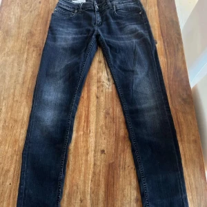 Dondup - Säljer nu dom här skit snygga jeansen från Dondup då jag inte använder dom längre. Säljer dom nu för ett bra pris då jag vill bli av med dom och vill ha pengar! Dom passar dig som är runt 175-180! Det är bara att höra av sig vid frågor eller funderingar!