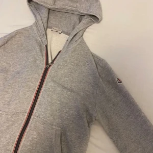 Moncler Hoodie - moncler hoodie i storlek s är i bra skick. Medföljer allt og. Bara att skriva vid frågor samt intresse.
