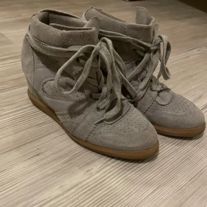 Grå kilklack sneakers  - Storlek 38. Från märket pavement. Inbyggd kilklack. De har en väldigt lik design som Isabel Marant bobby sneakers 💋