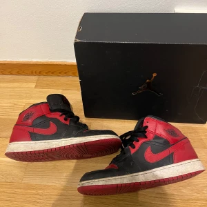 Jordan 1 - Jordan 1s köpta för 2500kr . Storlek 39 men passar mig som har 38. Mycket bra skick, inga repor eller liknande utan bara lite smutsiga men det går att rengöra lätt!! Vill få sålt de så snabbt som möjligt. Boxen tillkommer