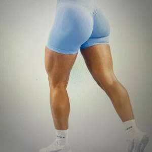 Dfyne dynamic shorts - Är samma färg som första bilderna endast ljuset som får de se typ gråa ut. Använda fåtal gånger då jag typ inte använder shorts. Några noppror på som går att få bort med nippel maskin!