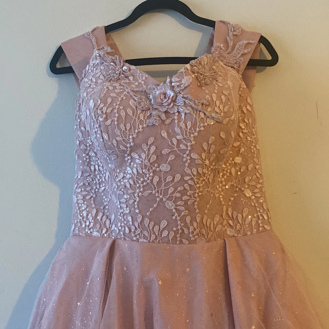 Rosa långklänning med spetsdetaljer