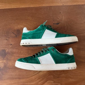 Valentino Flycrew - Säljer nu dessa feta gröna Valentino Flycrews i storlek 41 men passar även 42. 8/10 skick med alla nitar kvar. Box, dustbag, snören och kort medföljer. Priset går att diskuteras. Skriv vid minsta fråga! 