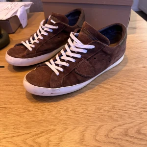 Bruna sneakers från Philippe Model - Bruna philippe model size 42 tts fint skick knappt använda tvättas innan frakt inget og