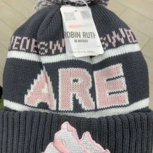 Åre mössa - Säljer helt oanvända Åre mössor till ett bra pris. Jag har typ alla färger så som röd, råsa, vit beige, svart, grön och orange. Hör av er vid frågor. Priset är ej hugget i sten. 