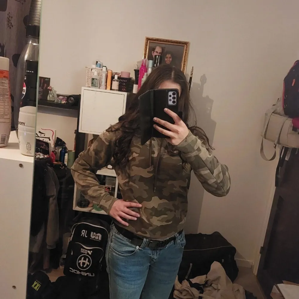 Säljer en cool camouflage hoodie med huva och långa ärmar. Perfekt för en avslappnad stil. Passar bra till jeans eller andra casual outfits.. Neuletakit & Villapaidat.