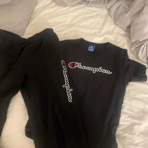 Champion sett - Säljer detta sett, tröjan är 13/14 år men passar mig som är 15. Byxorna är 14/15 år och passar mig perfekt också! Skulle säga att tröjan är i xs-s och byxorna i s🤍köpt på kidsbrandstore