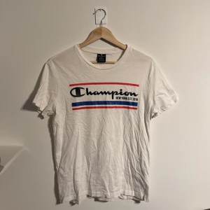 Vit t-shirt - Champion - vit t-shirt från Champion, nytt skick, stl s passar dock M med, snabbt svar, snabb frakt(0-3 dagar), såklart svarar jag på alla frågor så om du funderar på något får du gärna höra av dig, Mitt pris 129kr