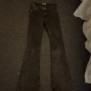 Svarta bootcut jeans från Perfect Jeans - Snygga svarta bootcut jeans från Perfect Jeans. De har en klassisk femficksdesign och en knappgylf. Perfekta för en stilren look.