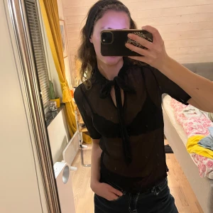 Svart festtopp - Gullig topp som passar bra när man vill klä upp sig lite extra fint! Köpt på sellpy men ursprungligen från ESPRIT