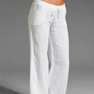 Vita linnebyxor  - Snygga och bekväma vita linnebyxor med snörning i midjan. Perfekta för en avslappnad stil med en luftig passform.