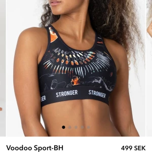 Voodoo Sport-BH - Snygg och bekväm sport-BH från Stronger med ett unikt mönster i orange och vitt på svart bakgrund. Perfekt för träning med elastiskt band under bysten för extra stöd. Nypris 499 kr