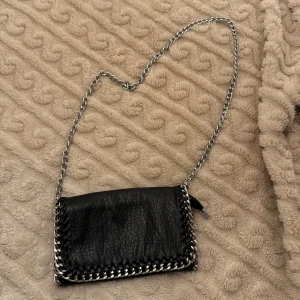 Tiamo väska - Snygg svart axelväska i skinn.