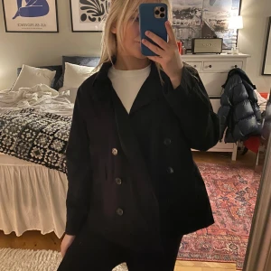 Svart jacka / kappa  med knappar   - Dubbelknäppning och jättesnygg till våren. Strl  38  (spegeln som är smutsig på sista bilden) 