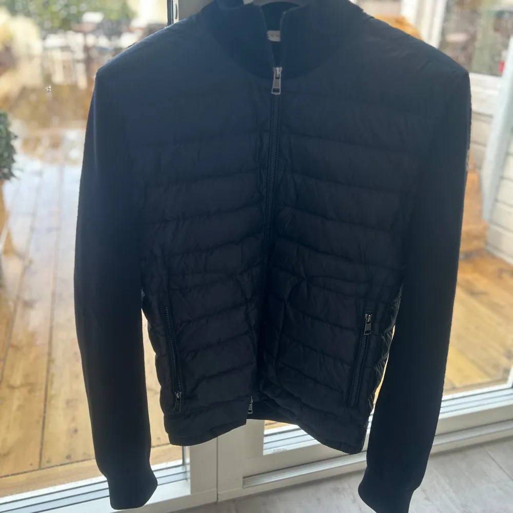 Tjena säljer denna fina moncler cardigan i storlek L men passar minde så som M kvitto finns vid frågor och funderingar är det bara skriva😁priset är inte hugget i sten. Takit.