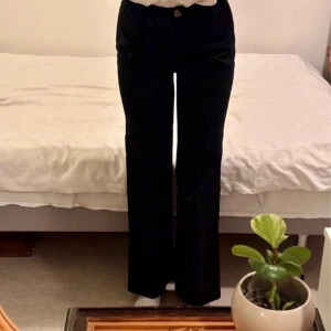 Svarta kostymbyxor  - Säljer dessa kostymbyxor, jag har klippt etiketten pga att den störde mig 😅 Därför vet jag inte märken på de, men de är i mycket bra skick. Vid frågor kontakta mig! 