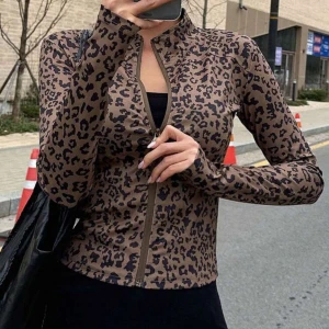 Leopardmönstrad jacka från Dazy - Snygg leopardmönstrad jacka från Dazy med dragkedja framtill. Jackan har en tight passform och långa ärmar, perfekt för en trendig look. En är 150kr.