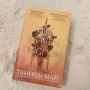 This Woven Kingdom - Tahereh Mafi - Säljer boken 'This Woven Kingdom' av Tahereh Mafi. Hardcover. Skick enligt bilderna! 💛🧡