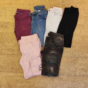 sex par jeans strl xs-s - sex olika par jeans i olika modell och färg. du får alla sex för 200 kr! använda men i gott skick.