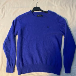 Blå tröja från Riley - Snygg blå tröja från Riley med rund hals och diskret logga på bröstet. Perfekt för en stilren look. Hör av er vid frågor eller prisförslag!😊