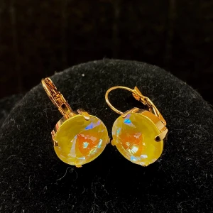 Crystal Sunshine DeLite - eleganta & kvalitativa örhängen i en underbar orangegul färg som reflekterar regnbågens alla färger, kristallen ”Aurora Rivoli Crystal Sunshine DeLite 14mm”  samt brisyrkrok i guldpläterad mässing ✨