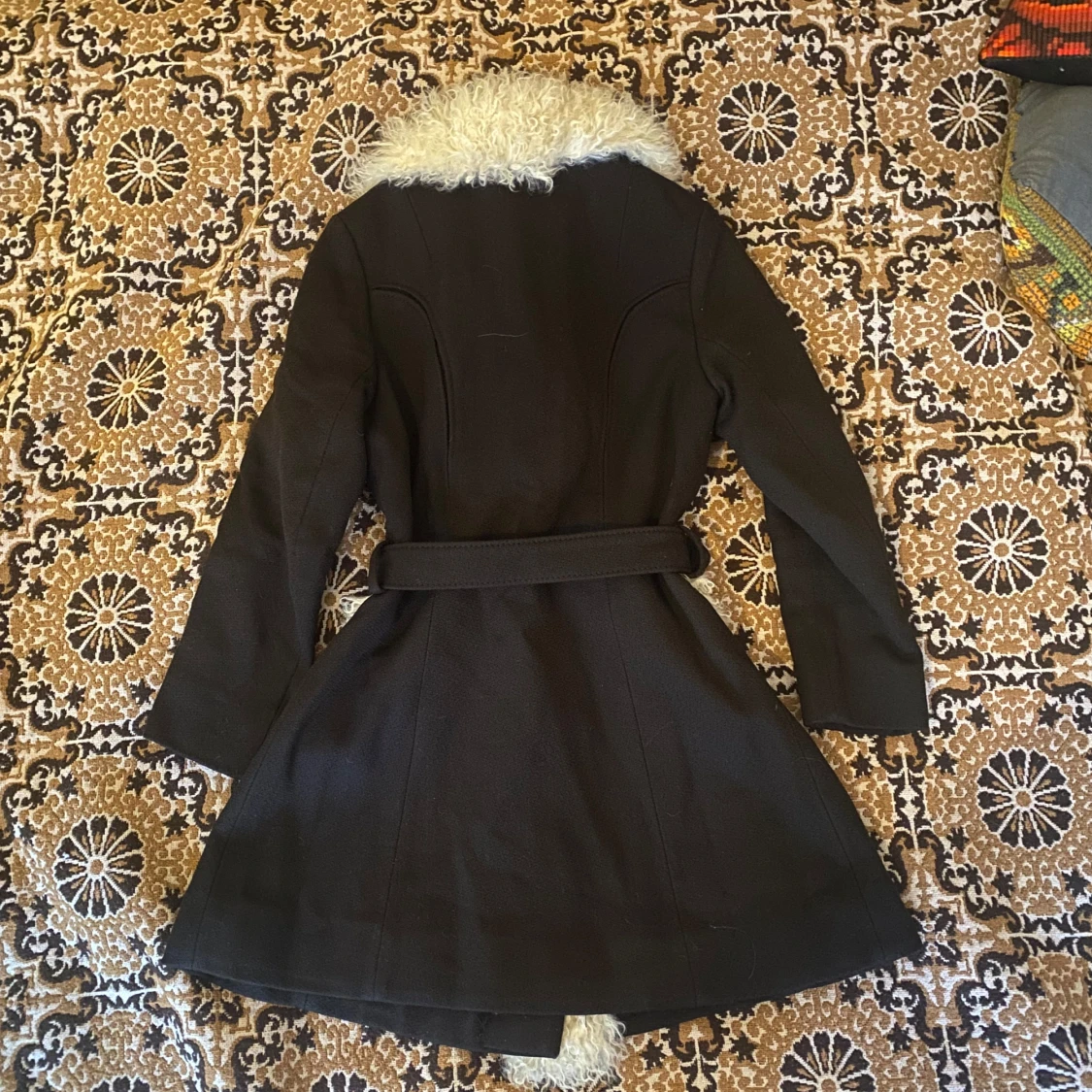 Svart kappa med pälsdetaljer - 91