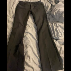 Lågmidjade kostymbyxor bikbok - Säljer dessa lågmidjade kostymbyxor från bikbok, sista bilden är min