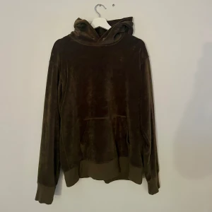 Grön hoodie från Paul & Friends - Säljer en mörkgrön hoodie från Paul & Friends i mjukt material. Den har en klassisk design med huva och en stor ficka framtill. Perfekt för en avslappnad stil.