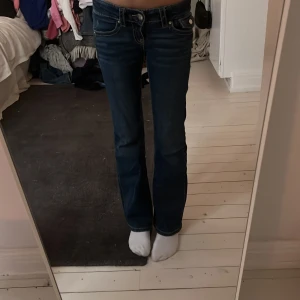 Mörkblå jeans med bootcut - Snygga mörkblå jeans med bootcut-stil och låg midja.  ❤️