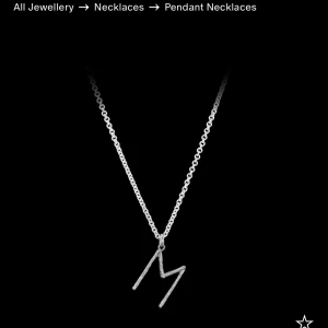 Maria nilsdotter halsband - PRIS KAN DISKUTERAS! Maria nilsdotter wonky letter i bokstaven M silver . Köpt för ca 1 år sedan, har bara tröttnat på den kan också gärna byta mot något annat maria nilsdatter halsband