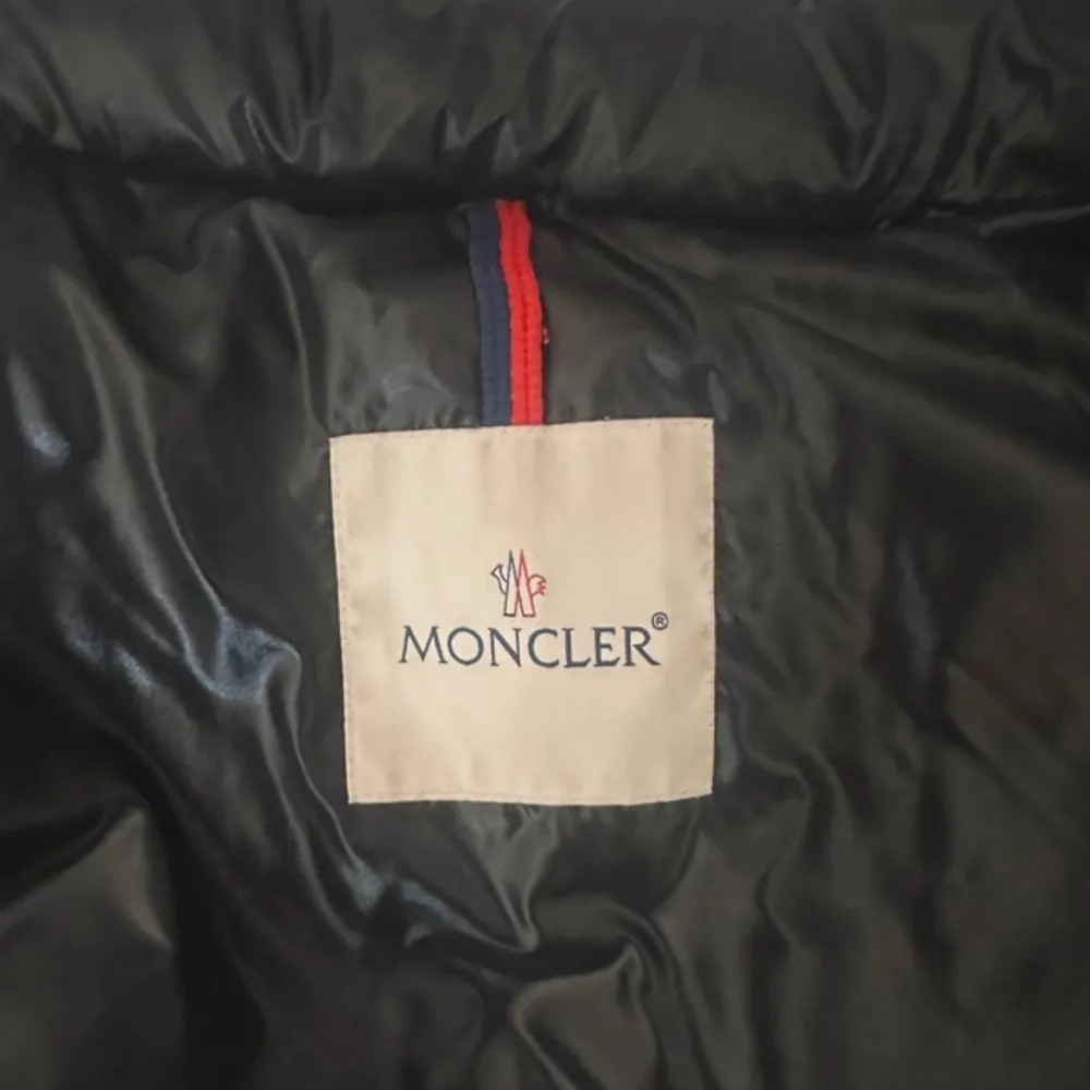 Intressekoll på min nästintill nya moncler bady. Den är såklart äkta med bevis på sista bilden!🥰. Takit.