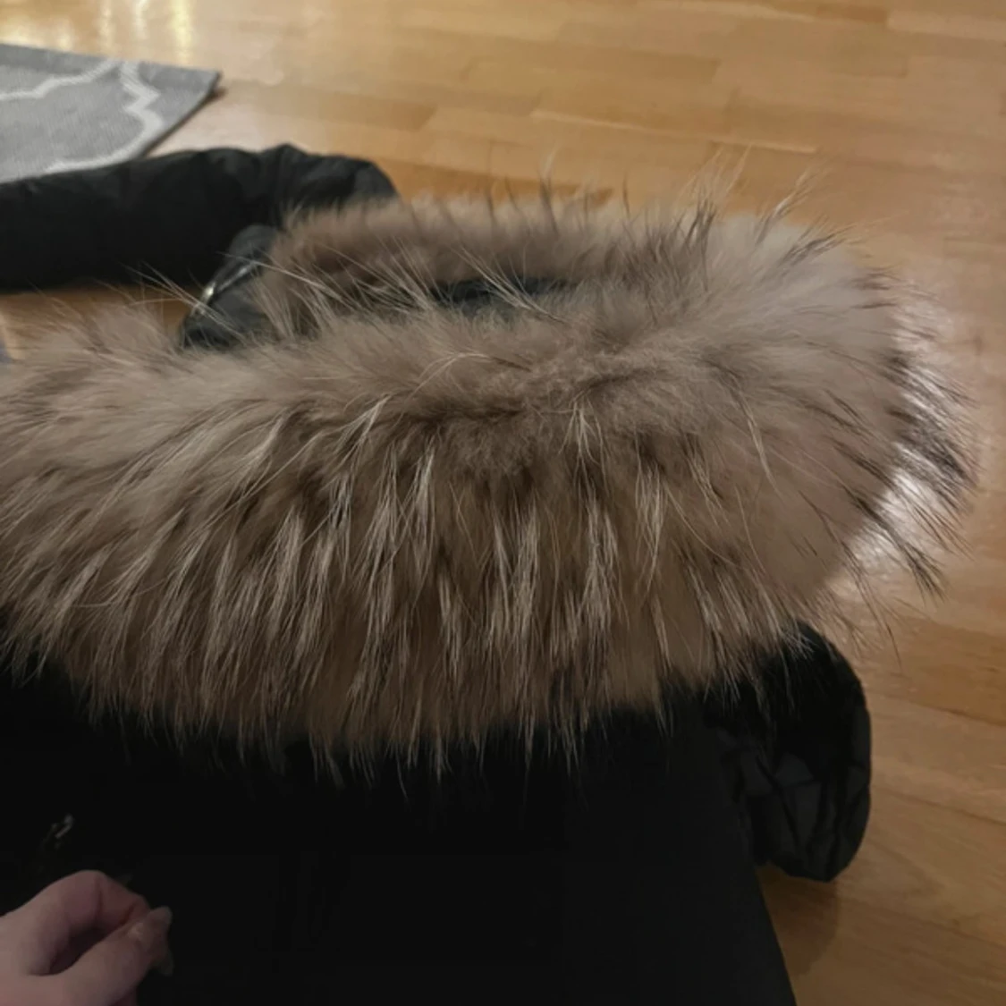 Svart dunjacka med päls från Rockandblue - 91